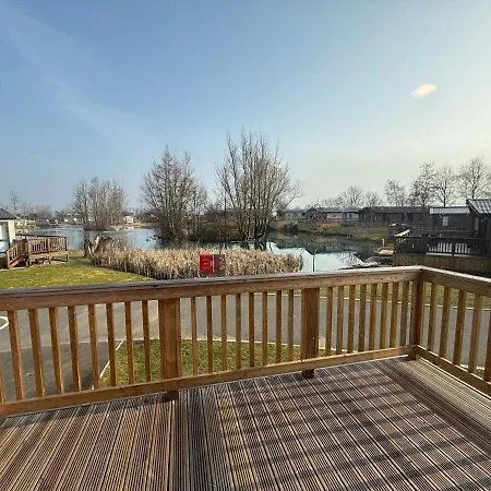 Heron With Hot Tub At Brickyard Lakes * Amotherby